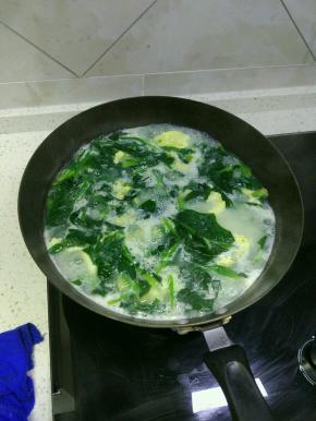 锅内加水烧开，放入菠菜，水再次烧开之后加入准备好的面糊，如图