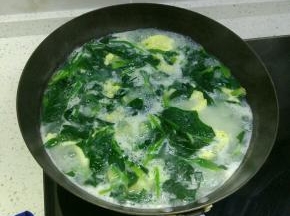 锅内加水烧开，放入菠菜，水再次烧开之后加入准备好的面糊，如图
