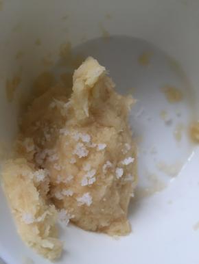 用纱布捏去土豆末里的水分，拌入适量的食盐