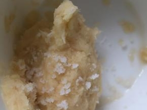 用纱布捏去土豆末里的水分，拌入适量的食盐