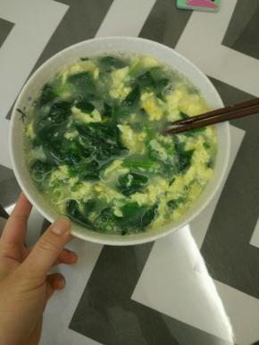 水再次烧开之后关小火，把蛋液均匀的倒进锅内，待鸡蛋花飘起来之后，关火出锅