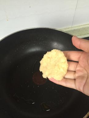 在锅中加入一点点油，锅加热到滚烫，放入土豆末饼煎
