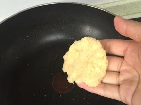 在锅中加入一点点油，锅加热到滚烫，放入土豆末饼煎