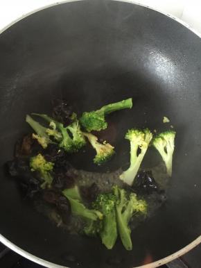 再加入少量盐，料酒和水，翻炒均匀