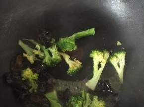 再加入少量盐，料酒和水，翻炒均匀