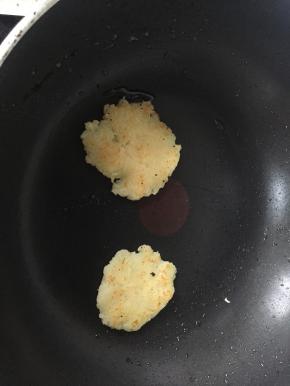 煎至两面金黄，大约5分钟