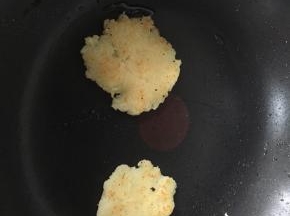 煎至两面金黄，大约5分钟