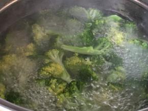 在锅子里加水，加入西兰花煮沸煮熟，捞出备用