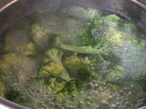 在锅子里加水，加入西兰花煮沸煮熟，捞出备用