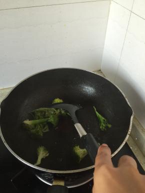 炒锅里加入少量橄榄油，倒入西兰花翻炒2-3分钟
