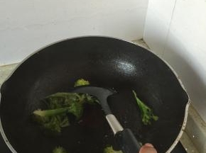 炒锅里加入少量橄榄油，倒入西兰花翻炒2-3分钟