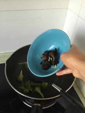 待变软后，加入黑木耳，翻炒1-2分钟