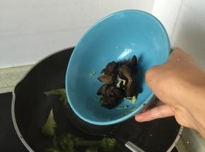 待变软后，加入黑木耳，翻炒1-2分钟