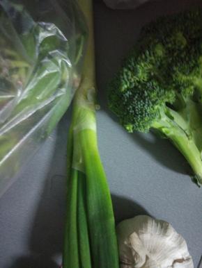 准备葱蒜切好备用