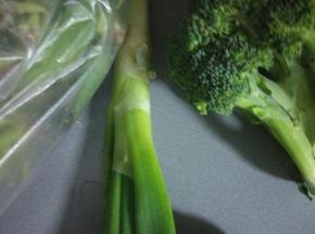 准备葱蒜切好备用