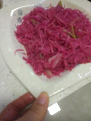 放入调味料进行调味，翻炒出锅