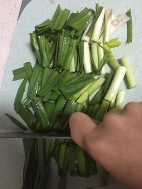 准备蒜苗，洗干净，切段