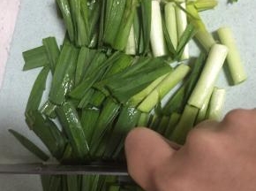 准备蒜苗，洗干净，切段