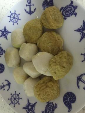 将购买好的鱼丸洗干净，备用