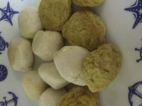 将购买好的鱼丸洗干净，备用