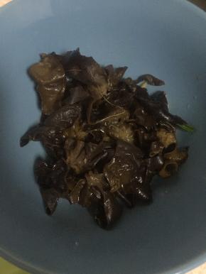 将黑木耳用冷水泡好，切小，备用