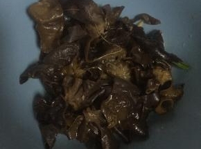 将黑木耳用冷水泡好，切小，备用