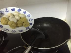 锅里倒入橄榄油，加热，加入鱼丸，翻炒2分钟左右