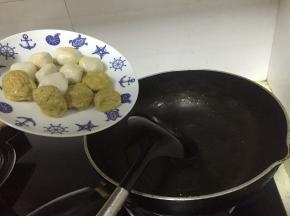 锅里倒入橄榄油，加热，加入鱼丸，翻炒2分钟左右