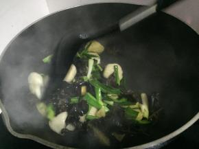 倒入蒜苗,接着倒入黑木耳，翻炒2-3分钟
