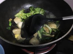 加入少量水、盐，翻炒均匀加入少量水、盐，翻炒均匀