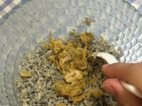 加入去皮榨菜片