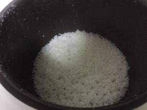 准备大米，洗干净，放入电饭煲，蒸熟