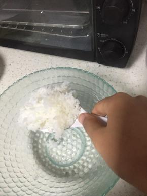将米饭盛出一碗