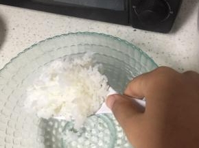 将米饭盛出一碗
