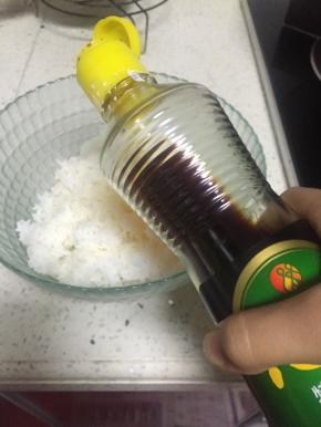 依次倒入少量橄榄油，鲜酱油、糖和少许盐