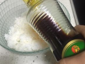 依次倒入少量橄榄油，鲜酱油、糖和少许盐