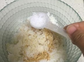 拿出磨好的黑芝麻粉，加入适量