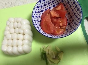 准备好半成品手指形的年糕条和西红柿丁