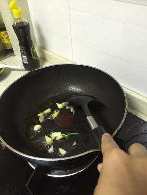 锅里倒入少许油，葱姜蒜末爆香