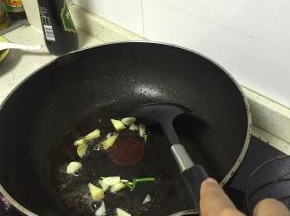 锅里倒入少许油，葱姜蒜末爆香