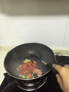 将西红柿倒入，翻炒2-3分钟左右