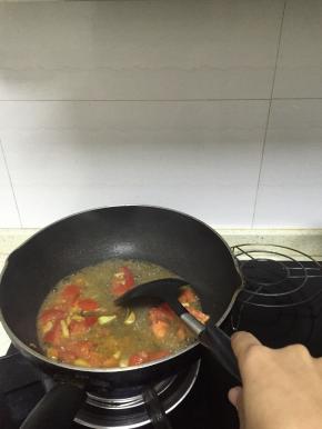 倒入水，大火滚煮，3分钟-5分钟，使得西红柿出汁