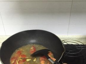 倒入水，大火滚煮，3分钟-5分钟，使得西红柿出汁