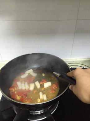 加入年糕条在锅里，快速翻炒