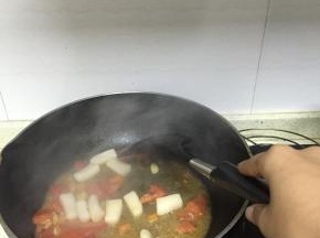 加入年糕条在锅里，快速翻炒