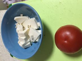 准备内酯豆腐、西红柿