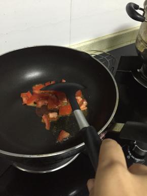 在锅里加入食用油，烧热，加入西红柿碎