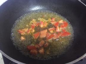 待西红柿炒软后，加入水，煮烂