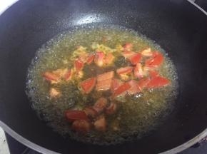 待西红柿炒软后，加入水，煮烂