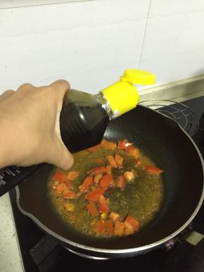 在西红柿里依据口味加入鲜酱油、少许盐，拌匀